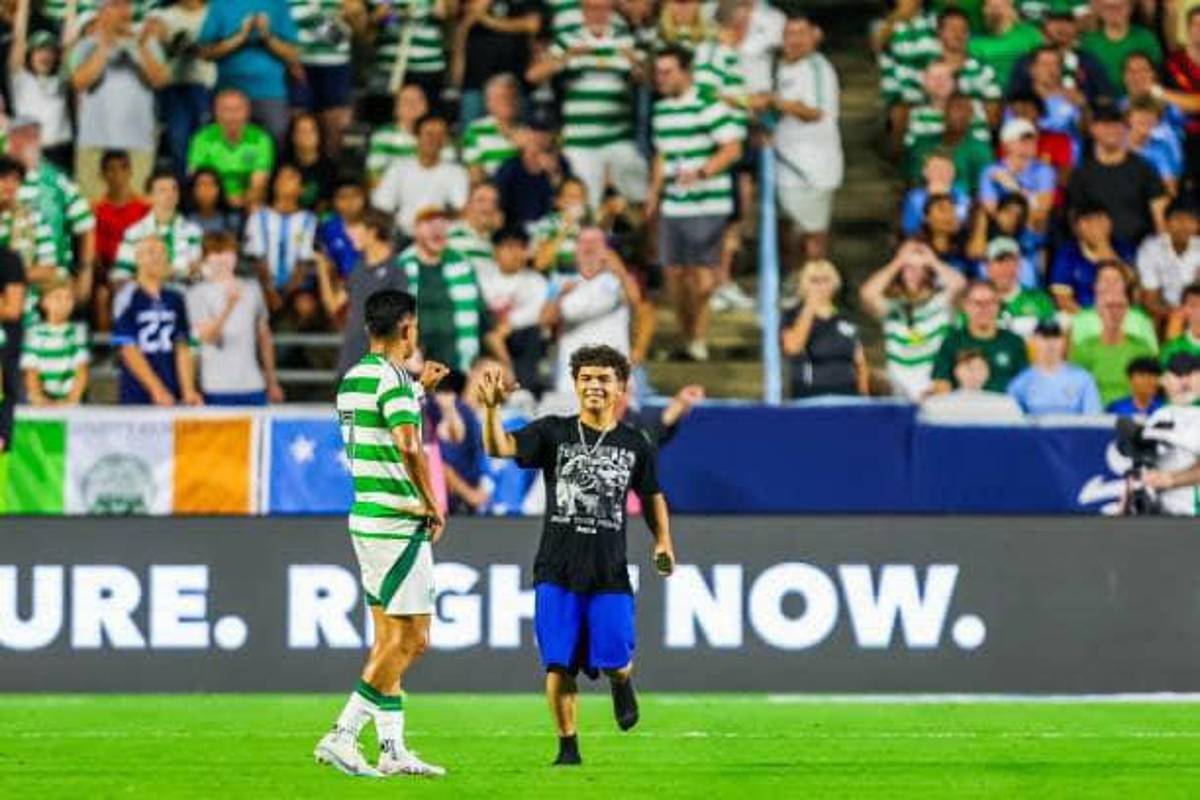Amado Guevara sorprende a Luis Palma y Brendan Rodgers en la concentración del Celtic tras vencer al Manchester City