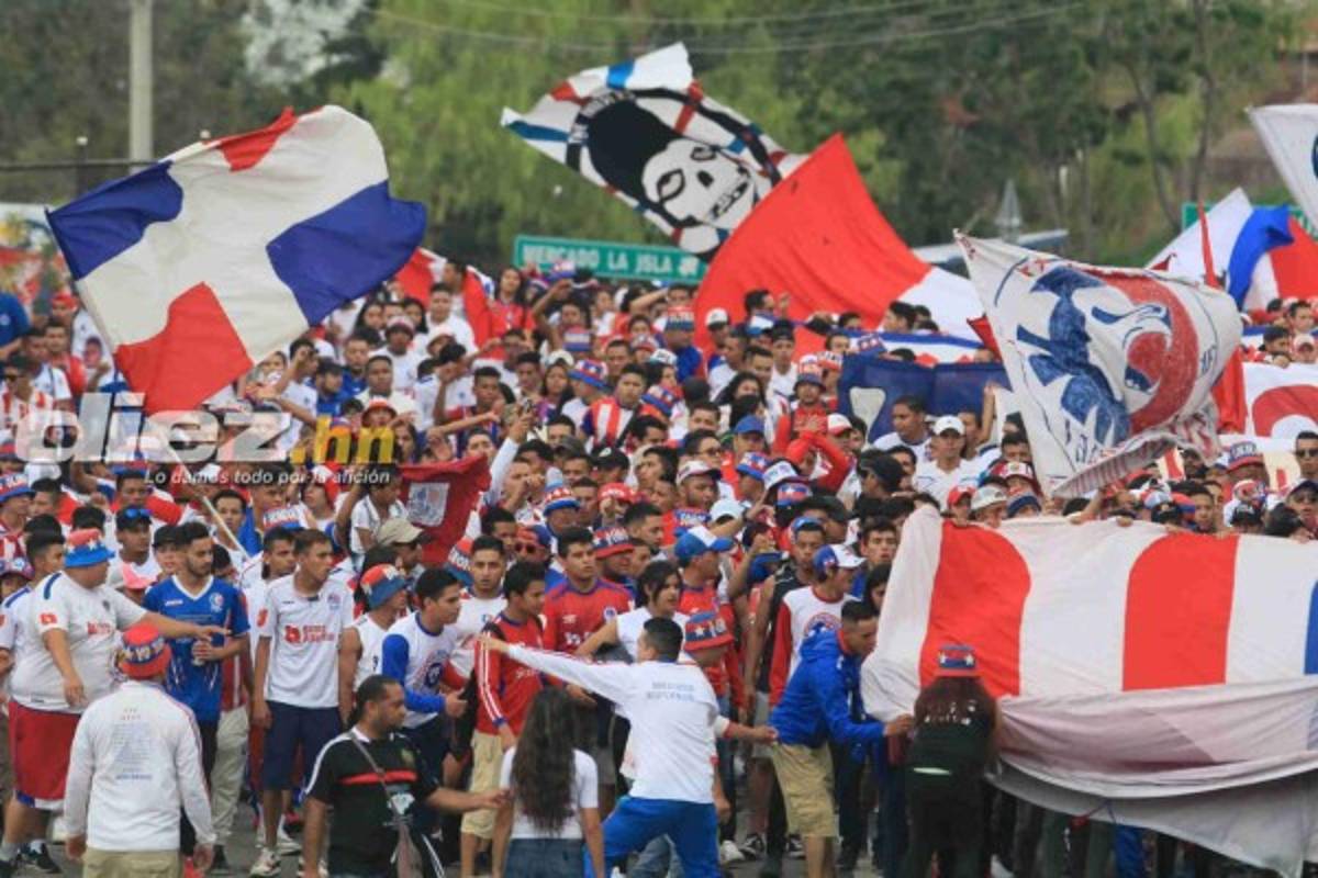 FOTOS: La eufórica llegada de la barra del Olimpia al estadio Nacional