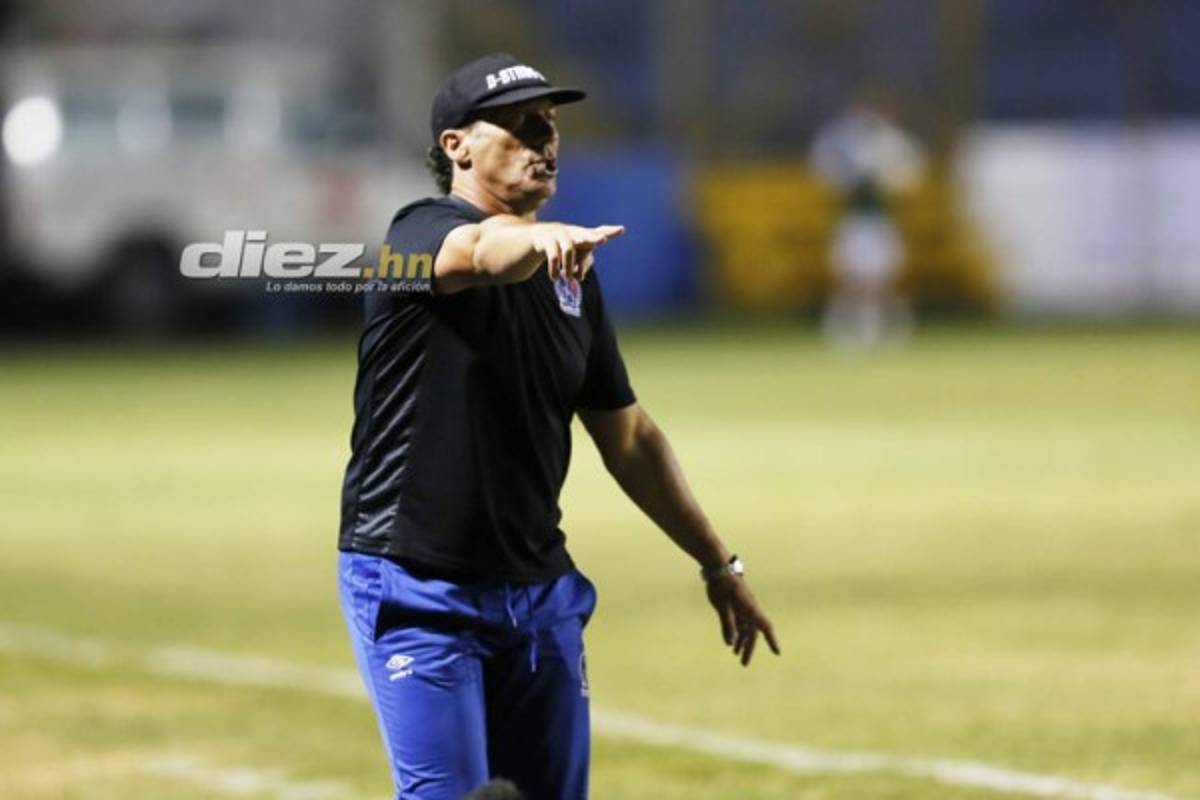 En fotos: Así vivió Pedro Troglio su primer juego dirigiendo al Olimpia