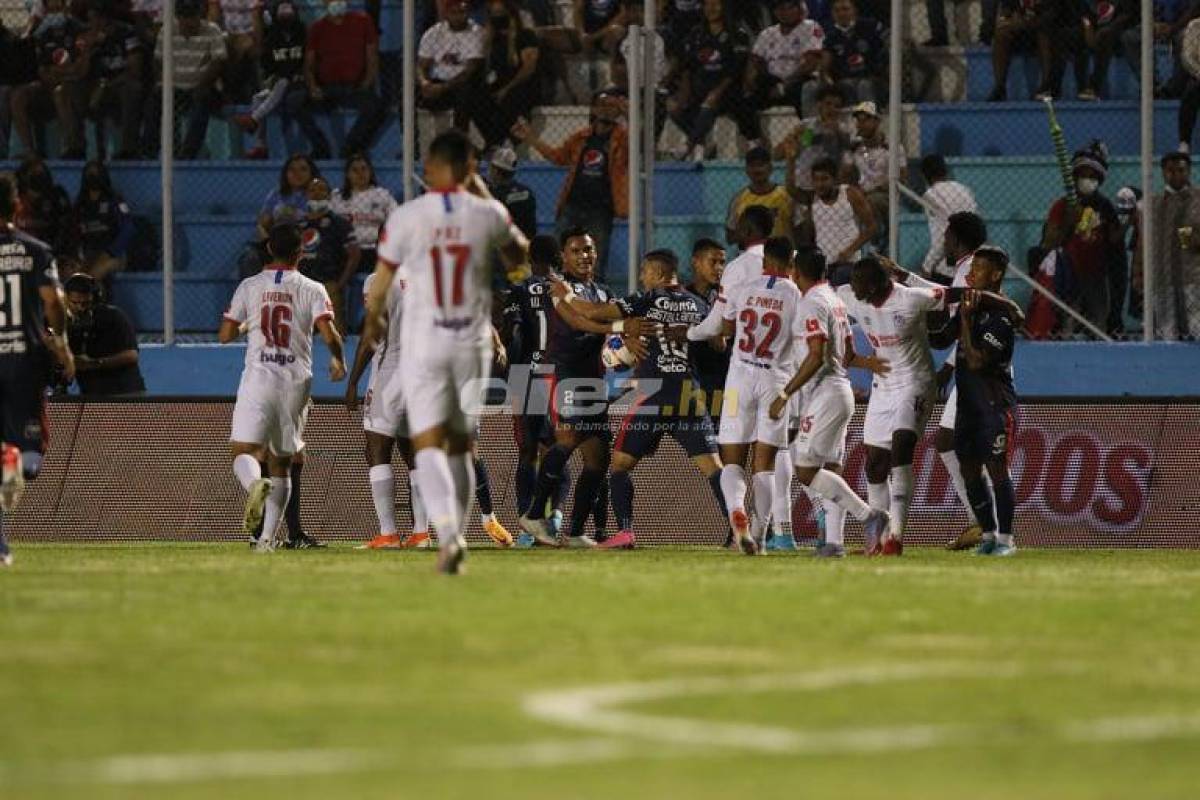 Violencia en las graderías, el extraño look de jugador de Motagua y el cordial saludo entre la Tota y Lavallén