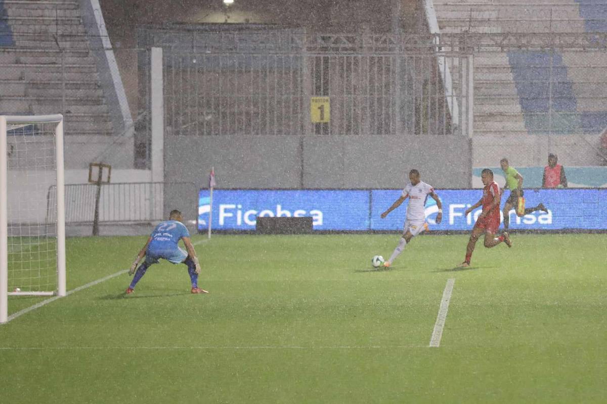 Tremendo diluvio en el Nacional, enfado de los aficionados de Marathón, jugador en muletas, bellas chicas y DT en aprietos