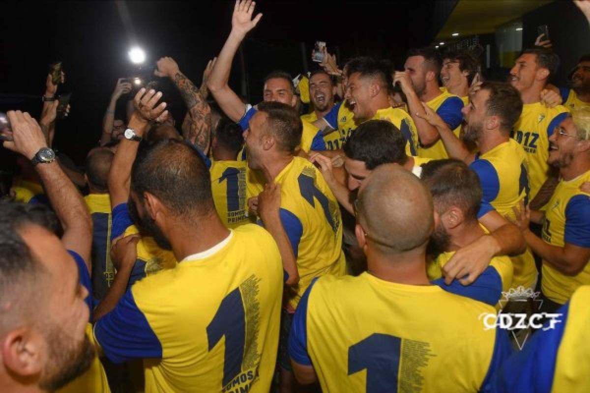 ¡A Primera oé! Las imágenes del eufórico festejo del Cádiz del Choco tras sellar el ascenso