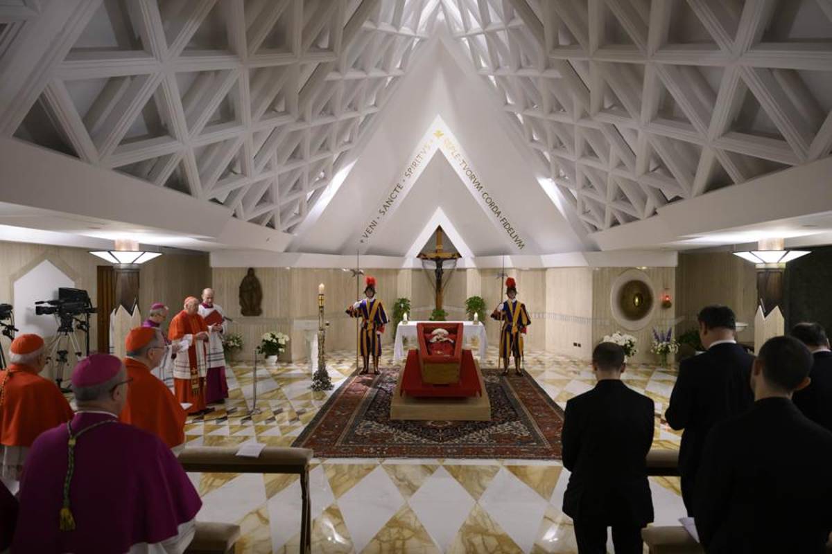 El Vaticano publicó las imágenes del papa Francisco en un ataúd de madera y confirma la fecha de su funeral