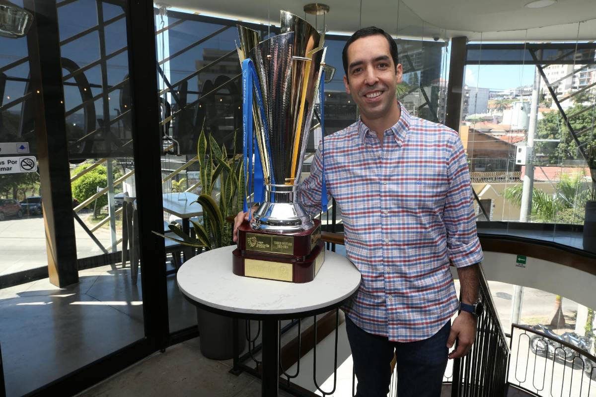 ¡Celebración de Campeón! Pedro Troglio y jugadores del Olimpia disfrutaron tras la conquista de la Copa invicta de Apertura