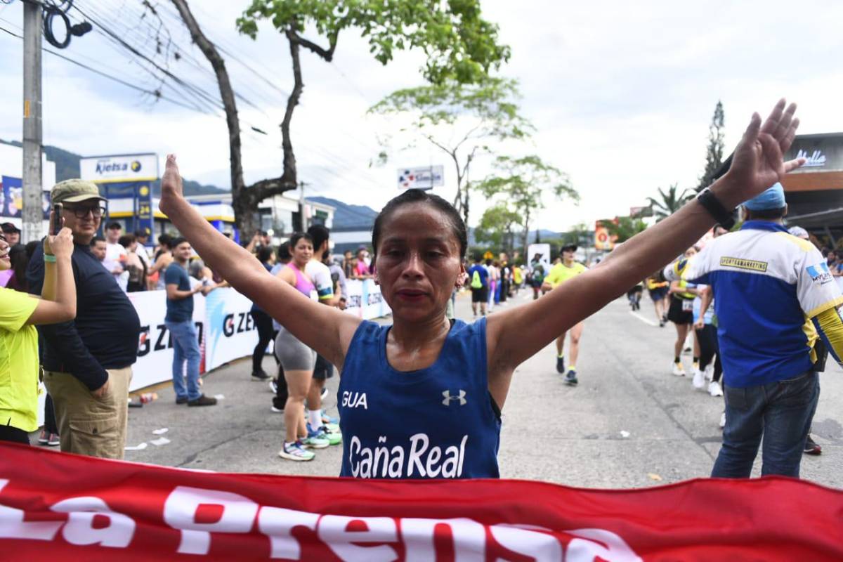 Maratón La Prensa: Atletismo puro, belleza femenina, mascotas corriendo y alegría en búsqueda de la meta