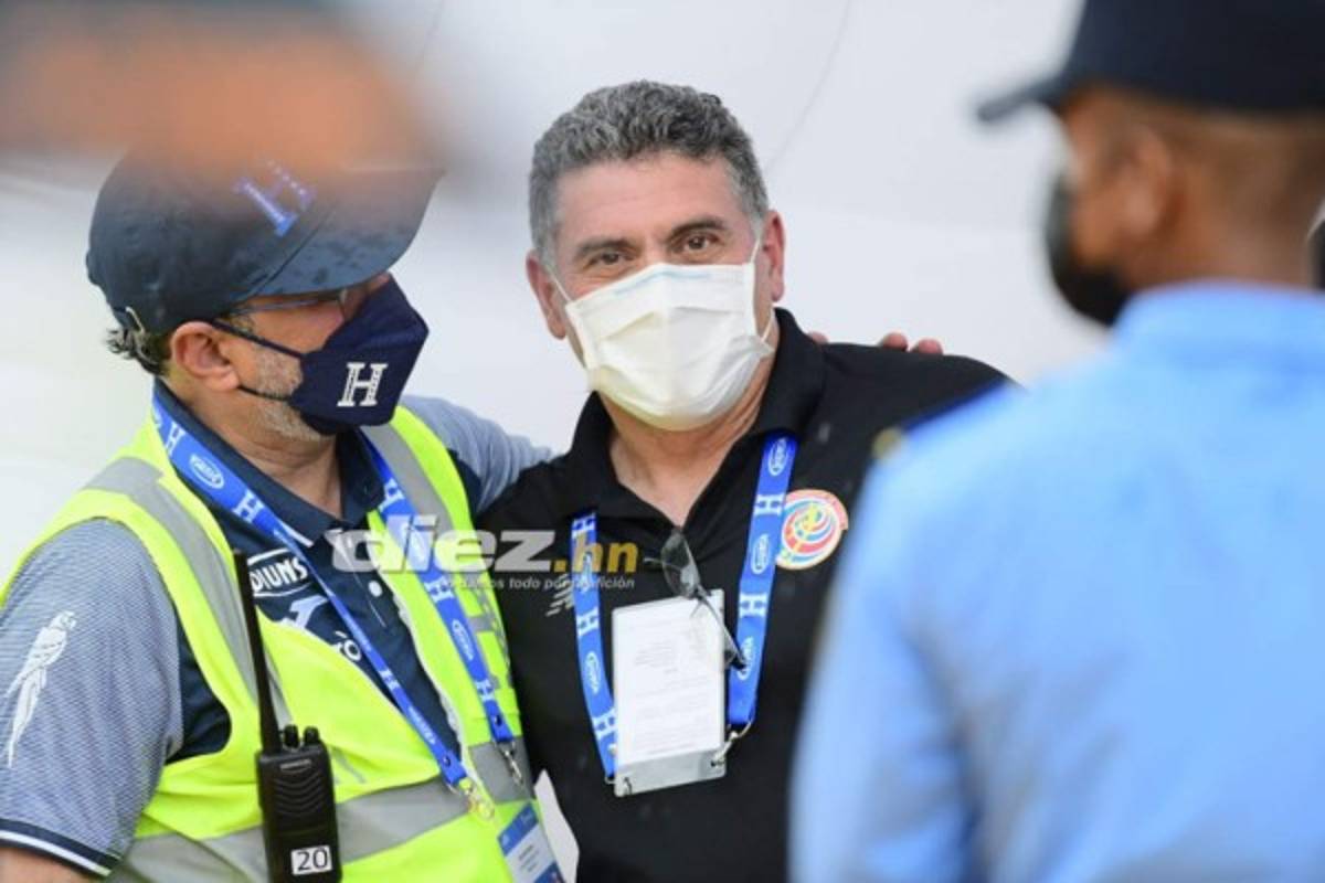 ¡Pancartas, Batman y un astronauta! El ambientazo en el Olímpico para el Honduras vs. Costa Rica