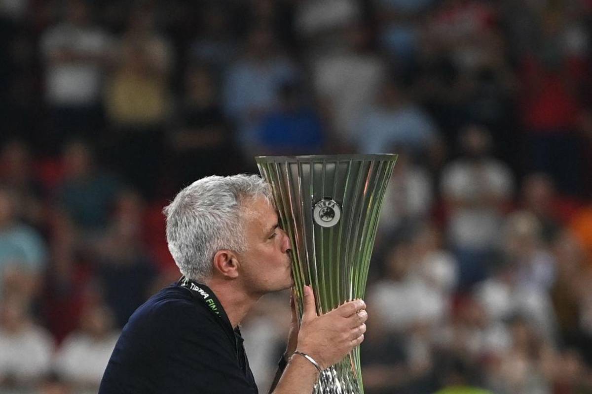 Las lágrimas de Mourinho tras ganar la Conference League con la Roma y el gesto con el que afirma que es el mejor del mundo
