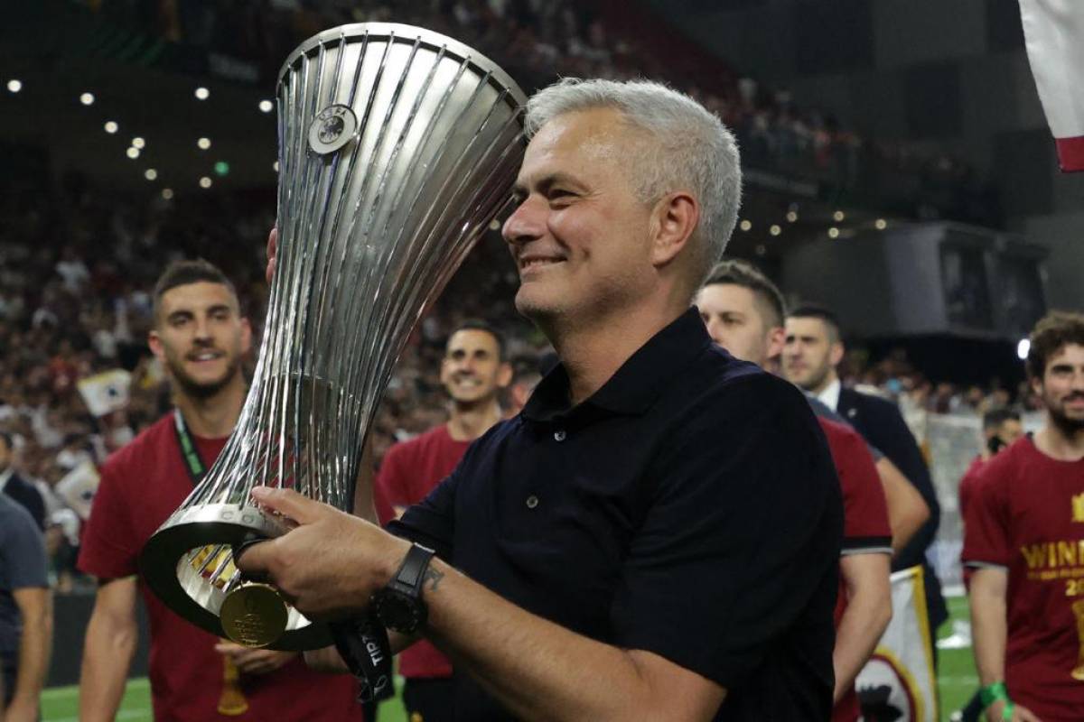 Las lágrimas de Mourinho tras ganar la Conference League con la Roma y el gesto con el que afirma que es el mejor del mundo