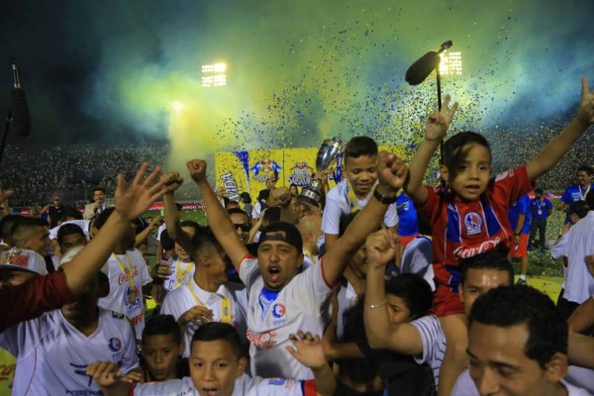 Las fotos más curiosas que se vieron en el estadio Nacional en la gran final