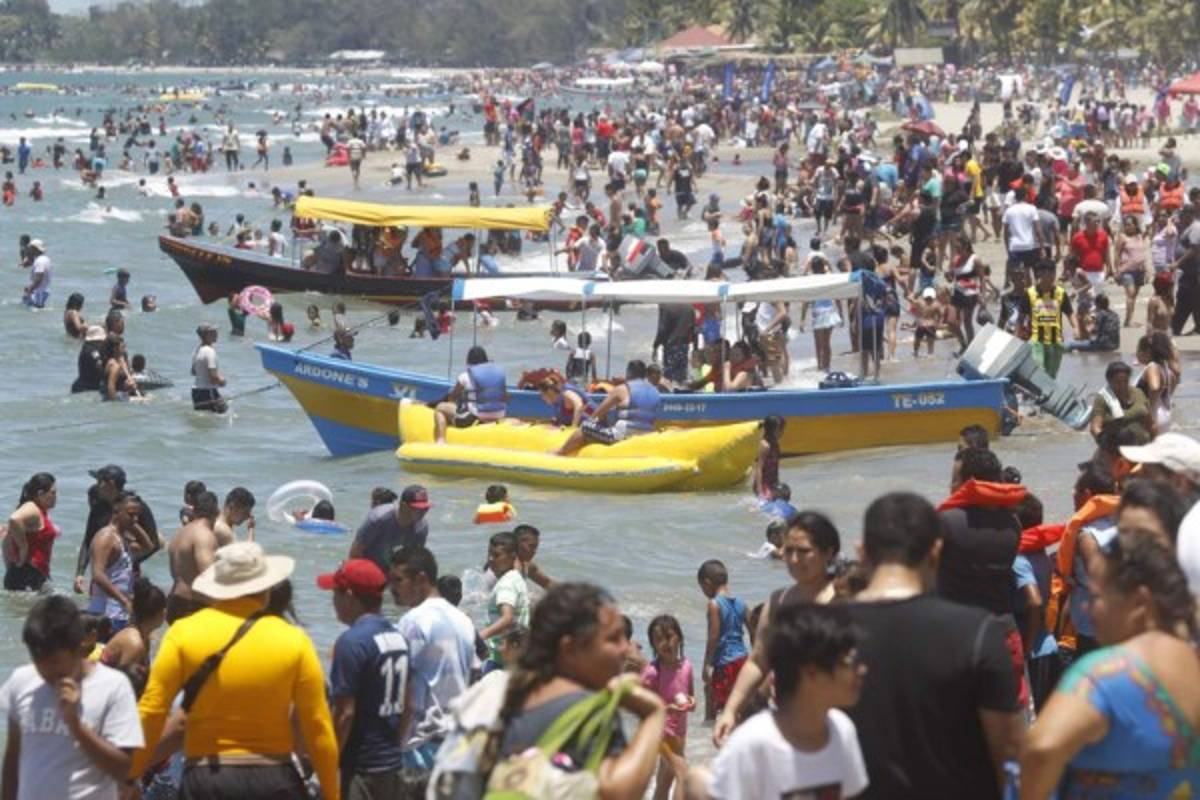 Así se divierten las bellas chicas en las playas de Honduras