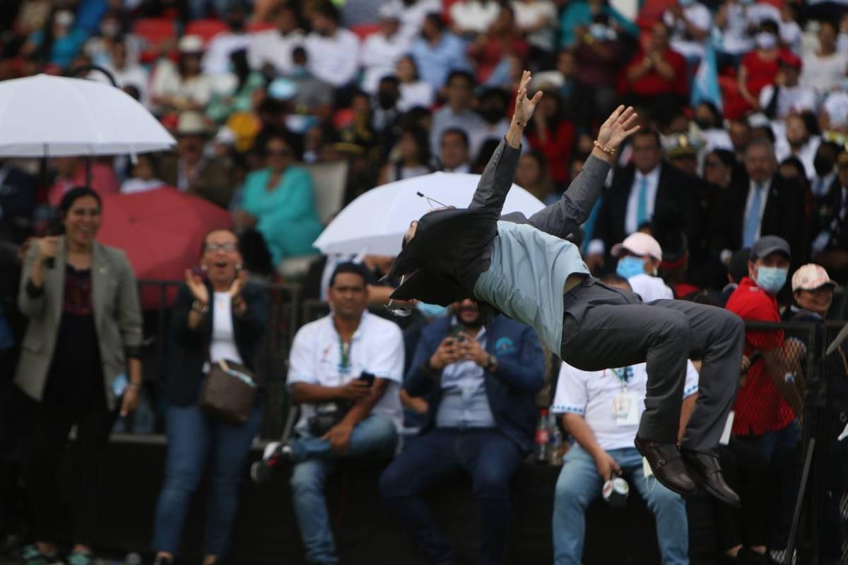 ¡Un show “peleando” con niños! Así fue captado el boxeador Teófimo López en su presencia en los desfiles de Honduras