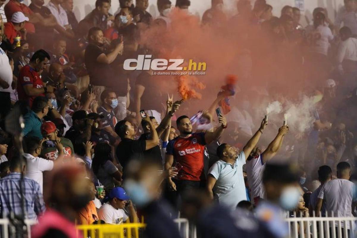 Violencia en las graderías, el extraño look de jugador de Motagua y el cordial saludo entre la Tota y Lavallén