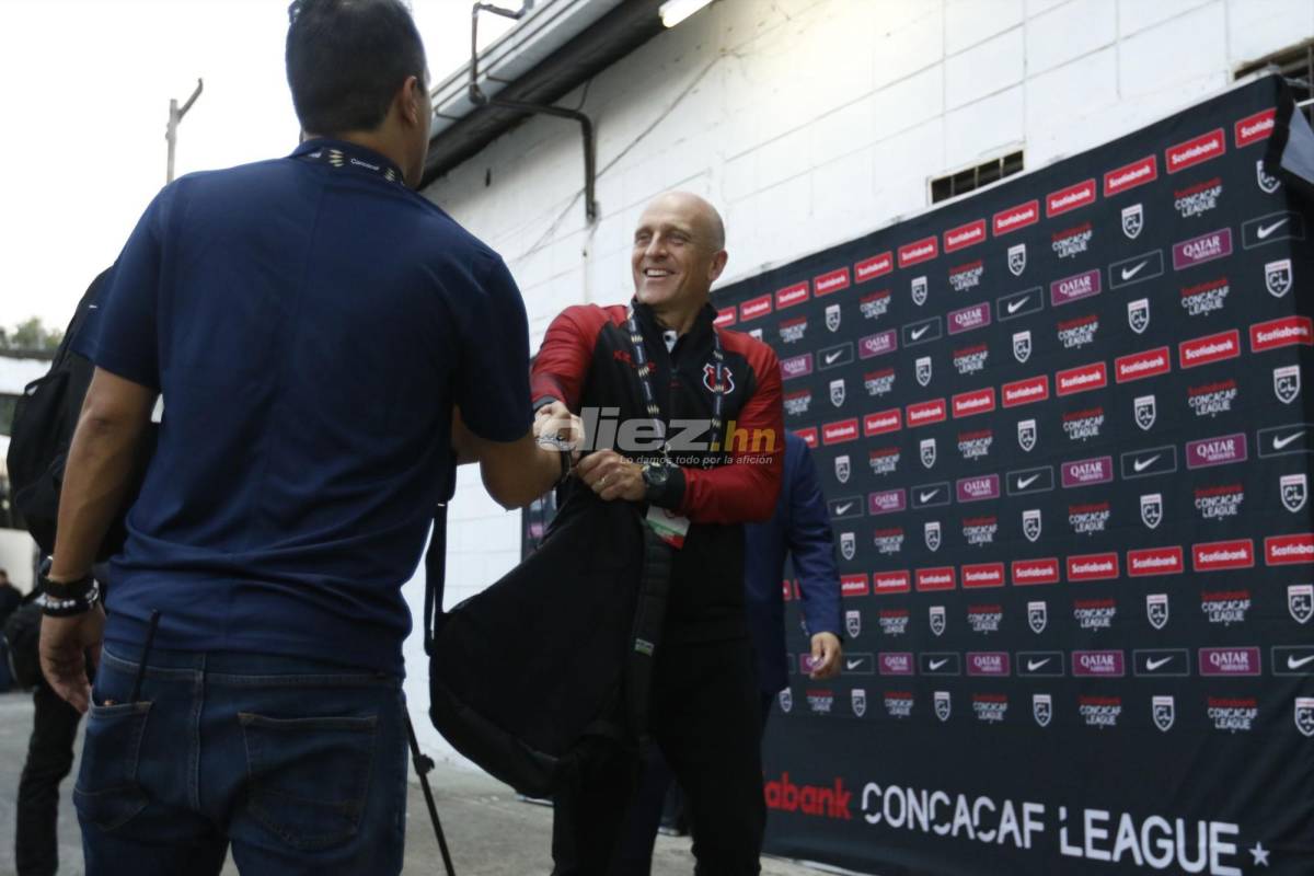 No se vio por TV: La llegada al estadio y el detalle de Fabián Coito con jugadores del Real España, ¿se saludó con Vargas?