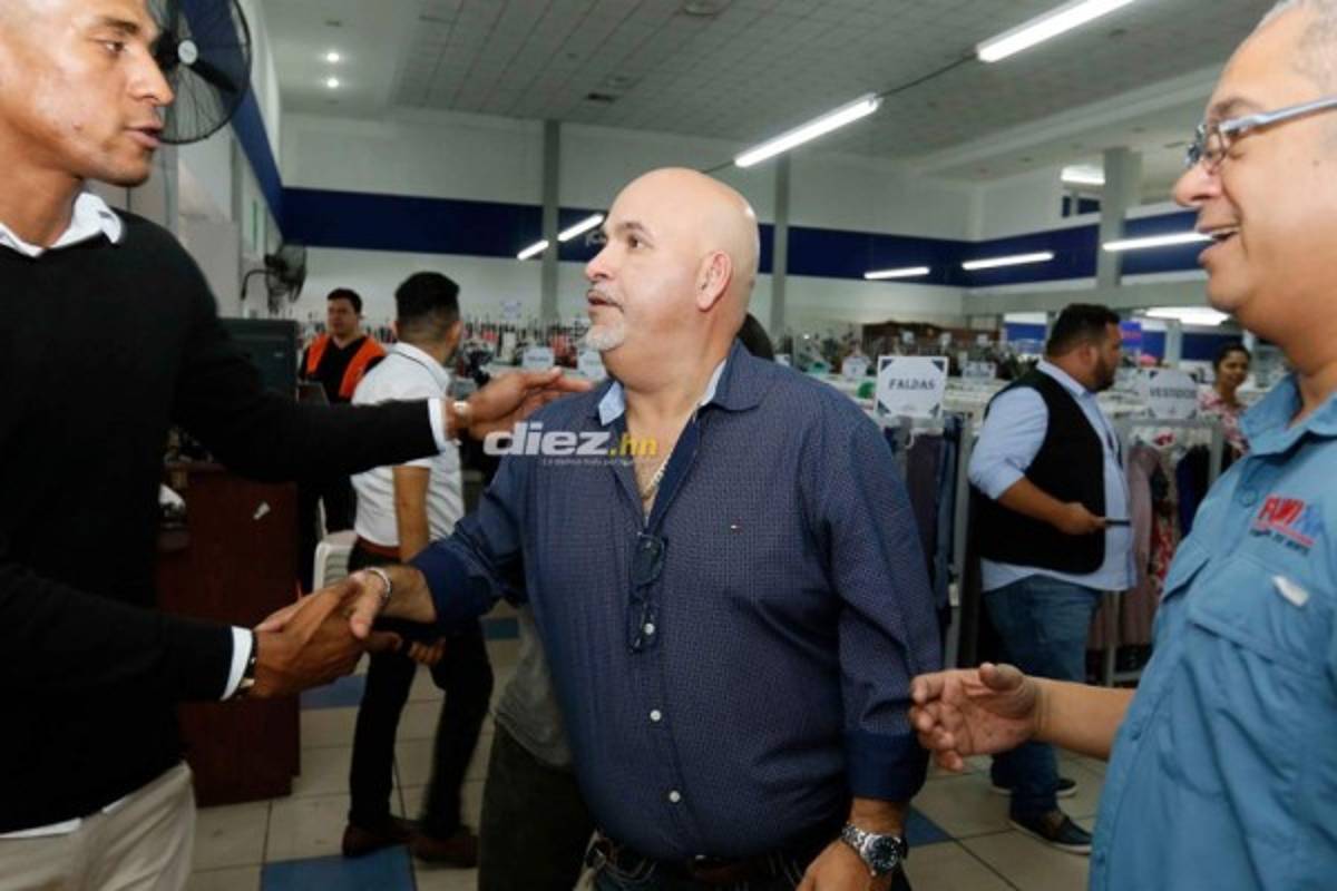 Fotos: Carlo Costly se enfunda la camisa de Marathón y ya recibe el cariño de la afición