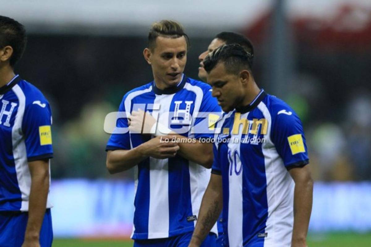 Mientras unos jugadores de Honduras sufrían, otro cambiaba camisa