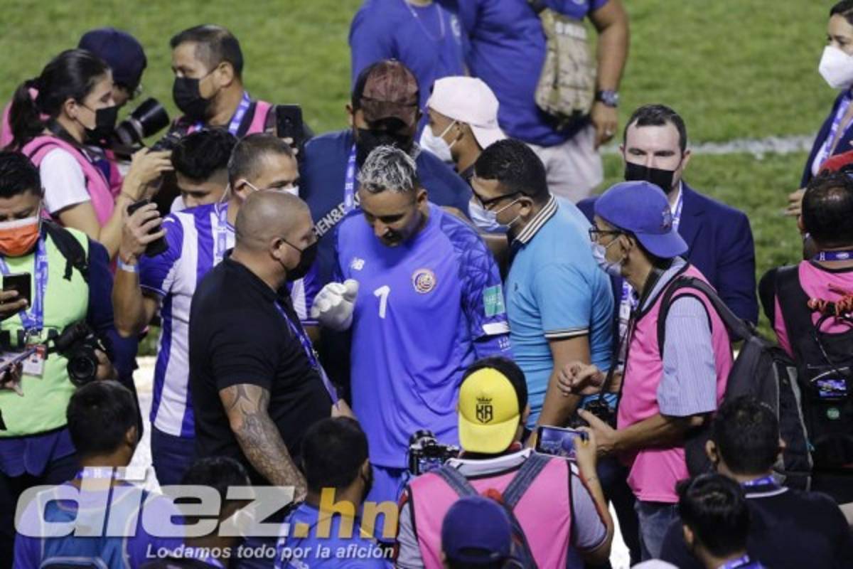 El gran gesto de Keylor Navas, locura total por tomarse fotos y su plática con 'Rambo' de León