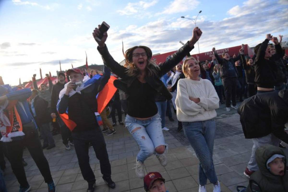 NO SE VIO EN TV: Encapuchados, la mexicana y la hermosa rusa en el primer partido del Mundial 2018