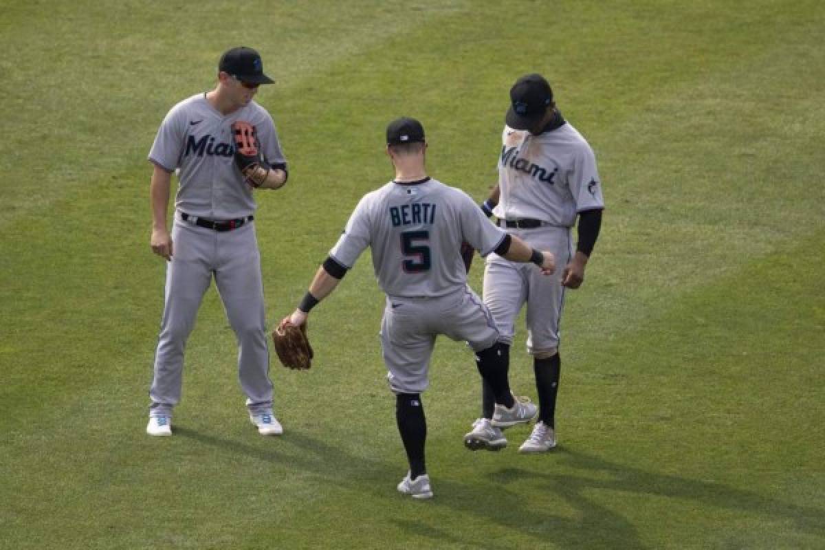 Posponen dos juegos de Grandes Ligas de béisbol por brote de coronavirus dentro de los Marlins de Miami