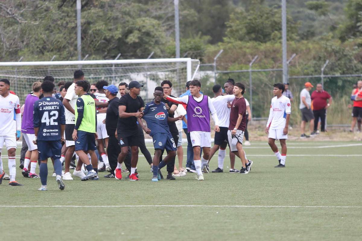 Enfrentamiento a puño limpio: Familiares y jugadores terminan la final de reservas entre Olimpia y Motagua entre golpes