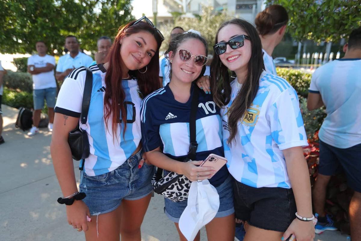 ¡Un espectáculo! La deslumbrante pasarela en el Argentina-Honduras: derroche de belleza en el Hard Rock de Miami