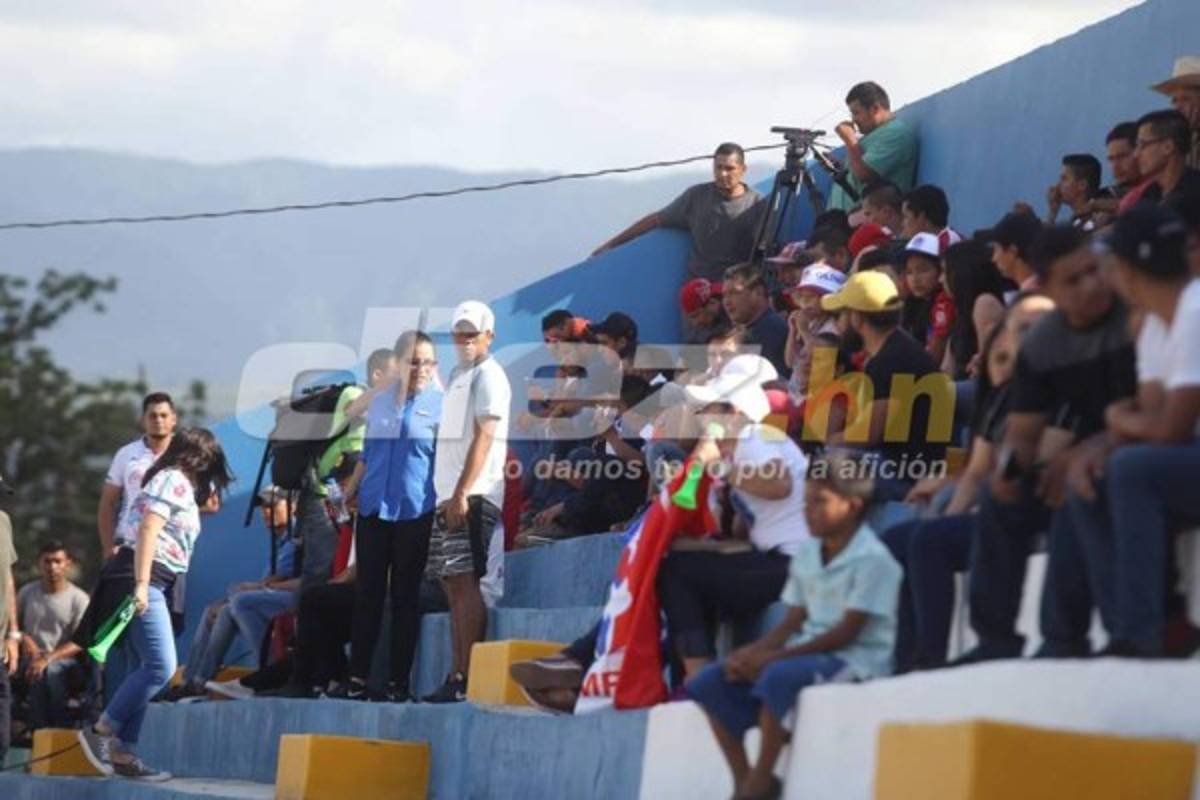 EN FOTOS: Siguatepeque vibra con visita de Olimpia y el humilde autobús en que llegó Real de Minas