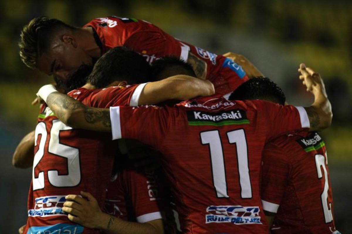 Rentistas' players celebrate their goal against Nacional during a Uruguay's Apertura tournament final football match in Montevideo on October 14, 2020. (Photo by Pablo PORCIUNCULA / AFP)