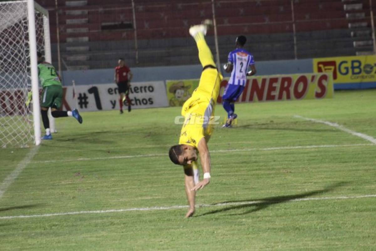 Futbolista sale mareado y vomitando, un portero improvisado y Omar Rosas con su espectacular festejo