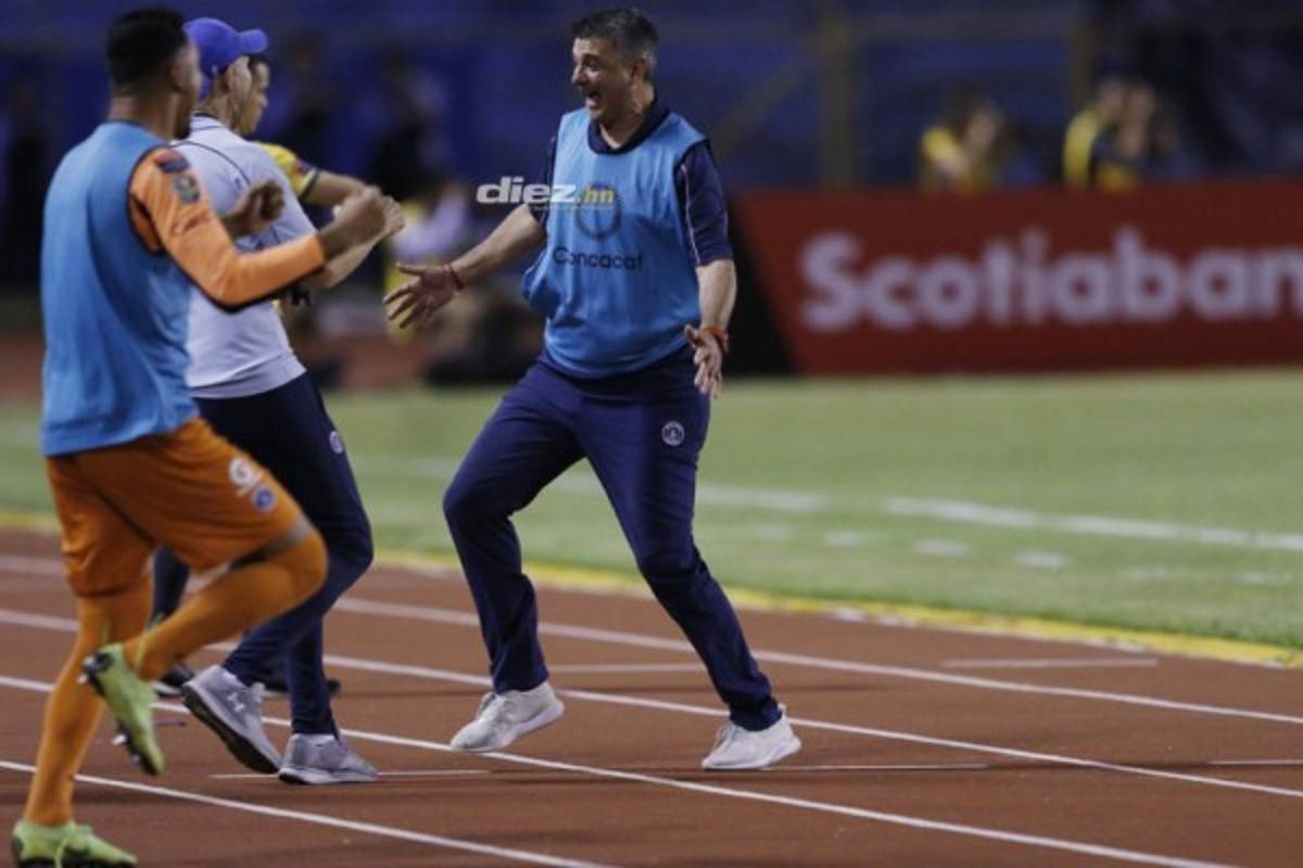 El saludo de Frank de Boer con Diego Vázquez, abrazo de Klusener e intercambio de camisas