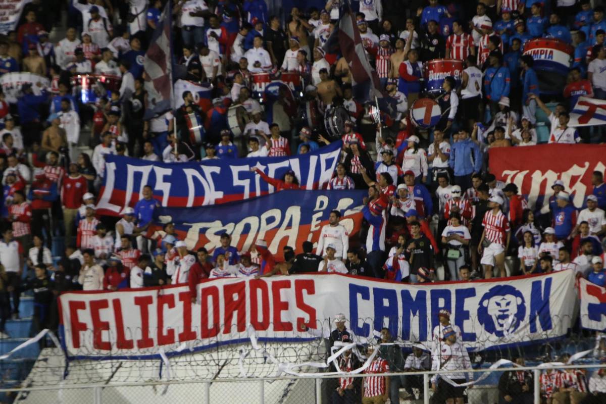 FOTOS: El que se robó el show en el festejo de Olimpia, el beso de Beckeles, legionarios presentes e invasión de cancha