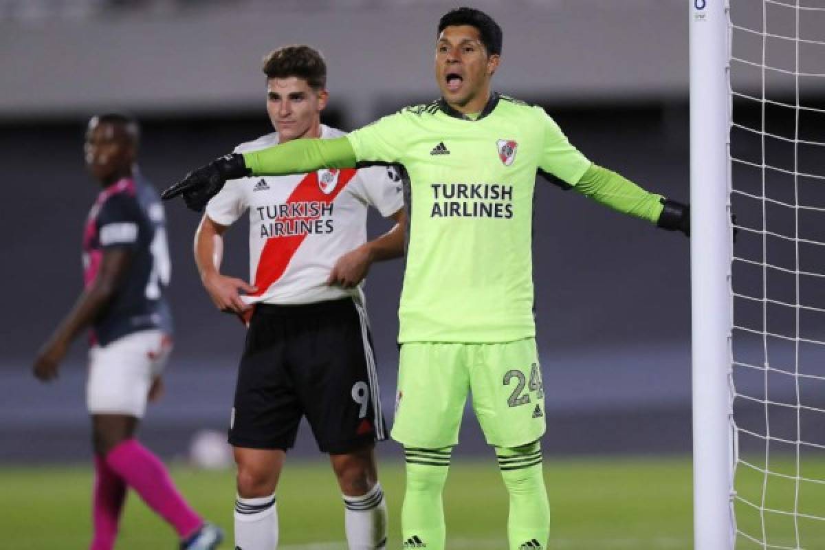 Las insólitas imágenes de Enzo Pérez jugando de portero con River Plate ¡y lesionado!