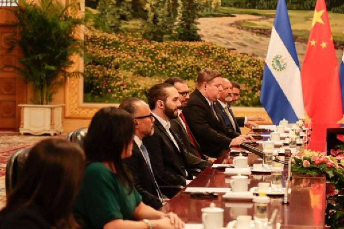 Nayib Bukele, presidente de El Salvador, promete construir el mejor estadio de toda Centroamérica