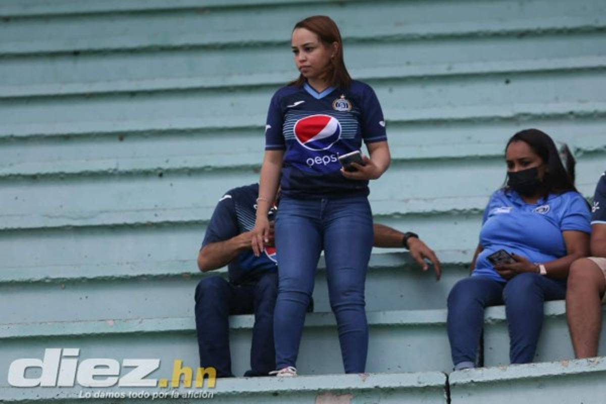 Las hermosas mujeres y el ambiente del clásico Motagua-Olimpia en el estadio Nacional