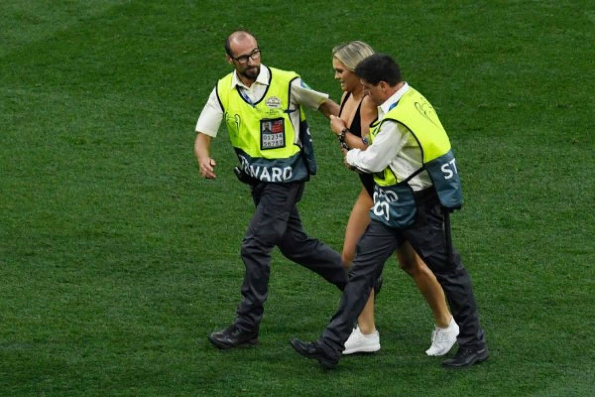 FOTOS: La infartante rubia que se metió a la cancha en la final de la Champions League