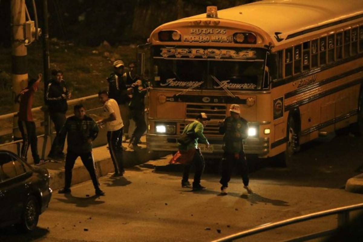 FOTOS: Barras del Olimpia y Marathón cruzan disparos en pleito