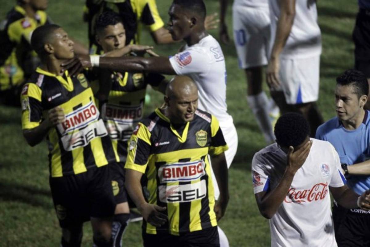 Las fotos más polémicas de los últimos clásicos Real España-Olimpia