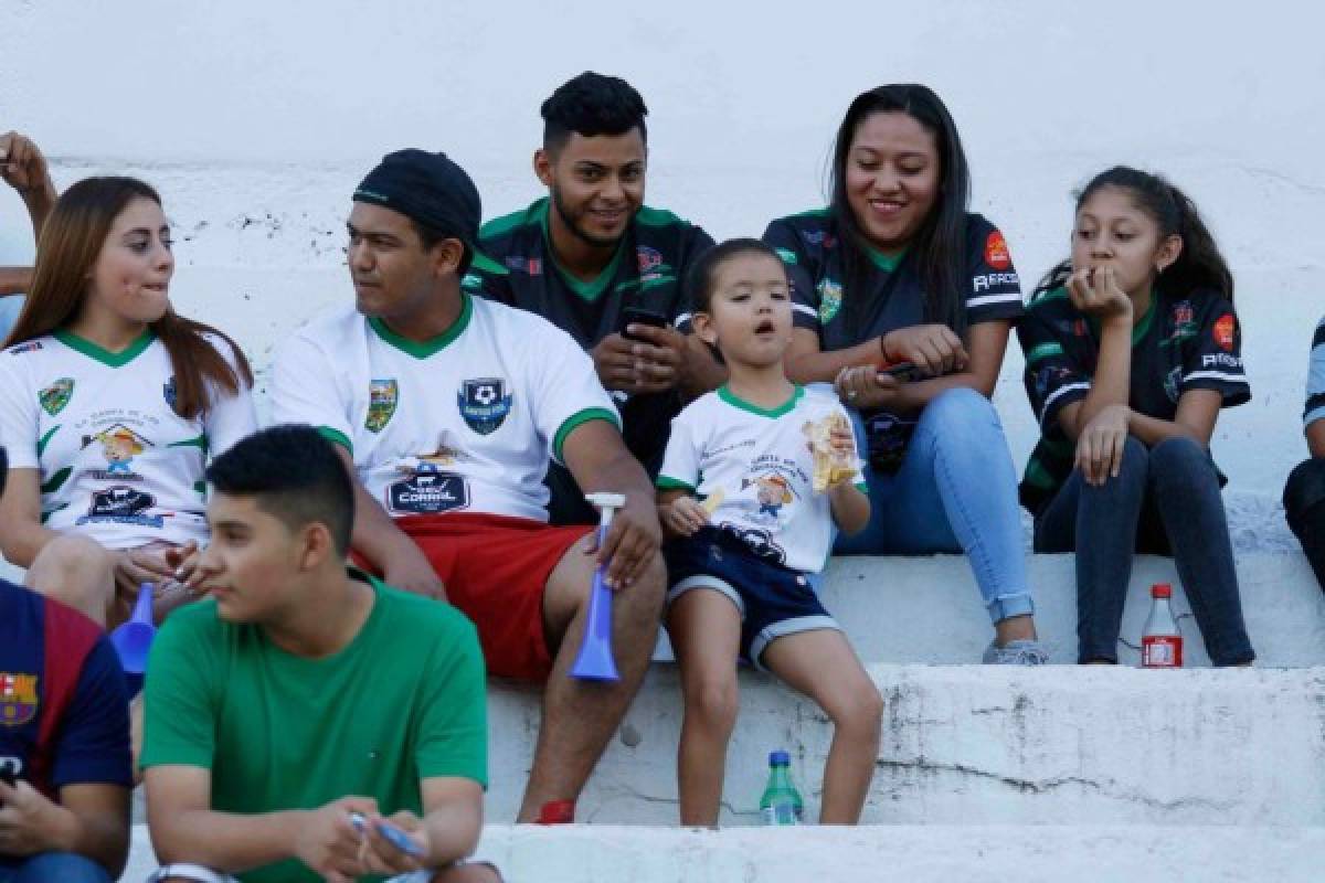 Bellas chicas, el curioso sistema de riego y la Copa en la final del Ascenso