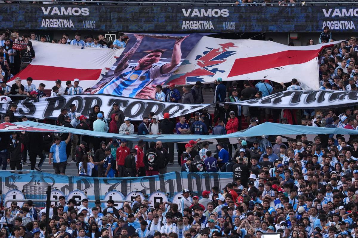 Messi rompió en llanto y Antonela presente: la despedida de Leo de Argentina