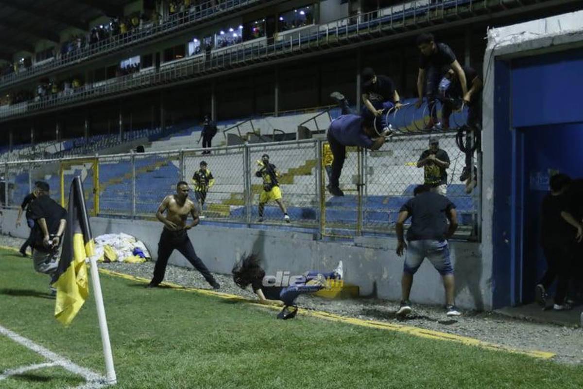 Salvajes: Dramáticas imágenes de aficionados de Real España atacando brutalmente a una mujer en el estadio Morazán
