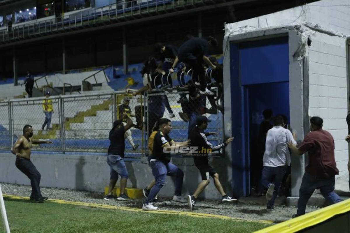 Salvajes: Dramáticas imágenes de aficionados de Real España atacando brutalmente a una mujer en el estadio Morazán