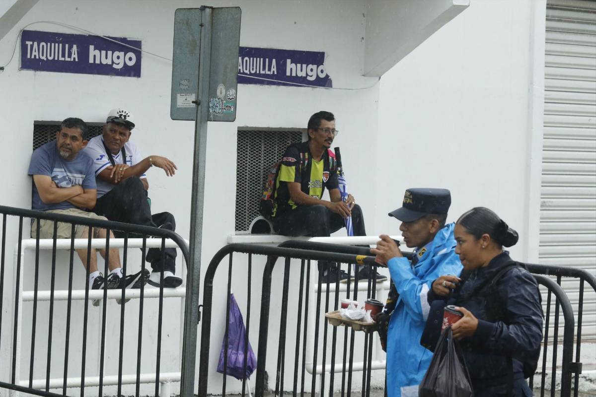 Honduras vs México: ni la lluvia los detiene, aficionados llegan al estadio Morazán, la seguridad es extrema y sigue venta de boletos del mercado negro