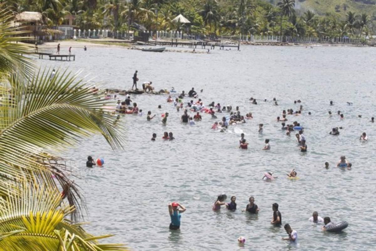 El ardiente verano 2017 en las playas de Honduras