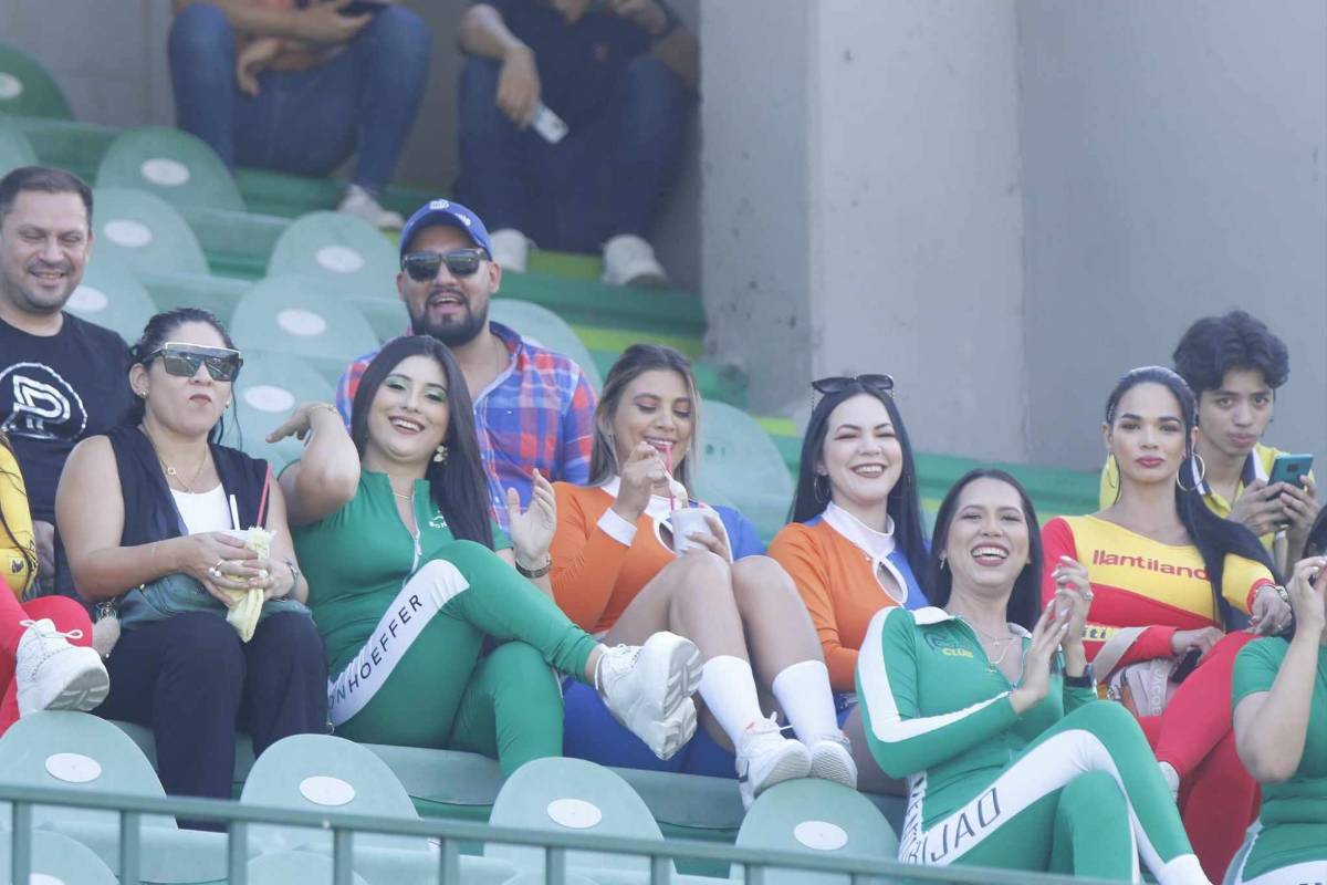 Tremendo diluvio en el Nacional, enfado de los aficionados de Marathón, jugador en muletas, bellas chicas y DT en aprietos