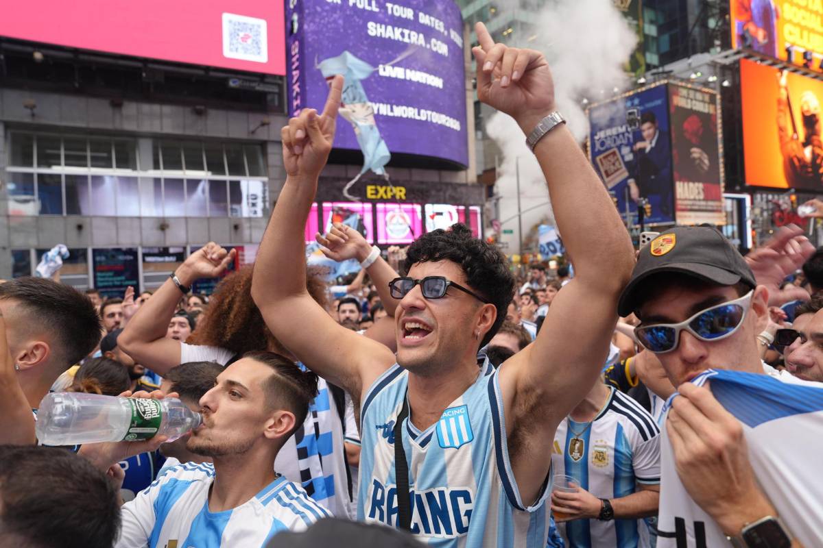 La bellas argentinas engalanan Times Square en el tremendo banderazo previo a la final