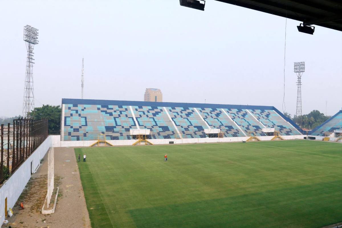 ¡Como mesa de billar! Estadio Morazán luce espectacular nueva grama y comienzan a realizar instalaciones