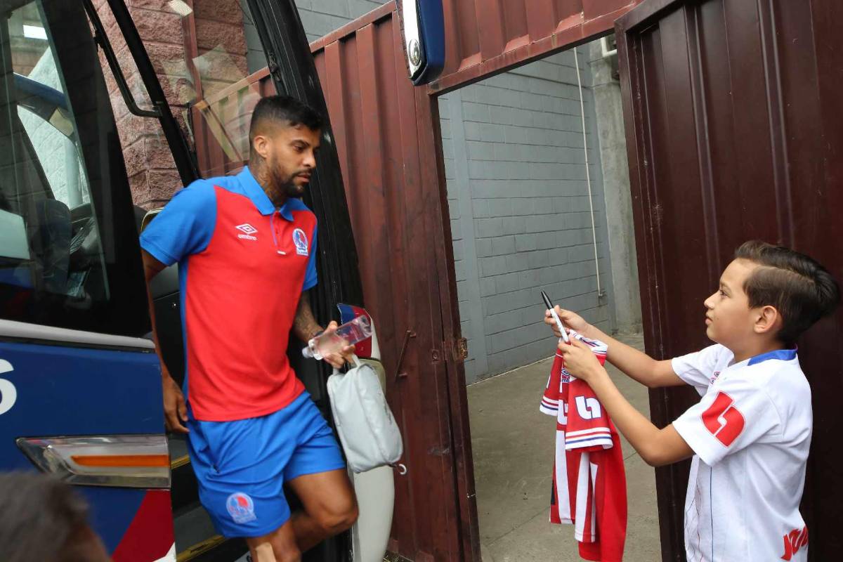 Eduardo Espinel no la pasó bien, sorpresas a la llegada y hasta en paila para ver al Olimpia contra los Lobos de la UPNFM