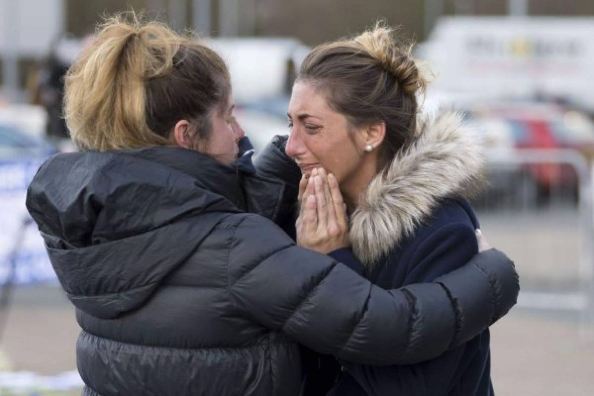 CARDIFF, WALES - JANUARY 25: Romina Sala (R), sister of Emiliano Sala, visits tributes at the Cardiff City Stadium on January 25, 2019 in Cardiff, Wales. Emiliano Sala is one of two people who boarded a Piper Malibu private plane on Monday night, taking the footballer from his previous club Nantes in France, to Cardiff City where he was due to begin training with his new team. Sala, originally from Argentina, had sent whatsapp messages to friends before the plane lost contact off Alderney in the Channel Islands. Rescuers have announced they are no longer actively searching for the plane. (Photo by Matthew Horwood/Getty Images)