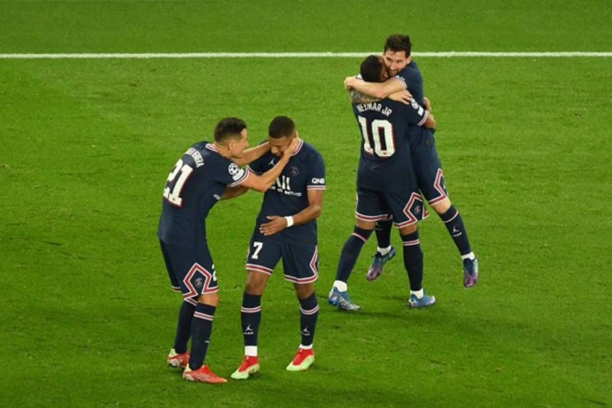 Tumbado en la barrera: las insólitas imágenes de Messi en el triunfazo del PSG sobre el Manchester City