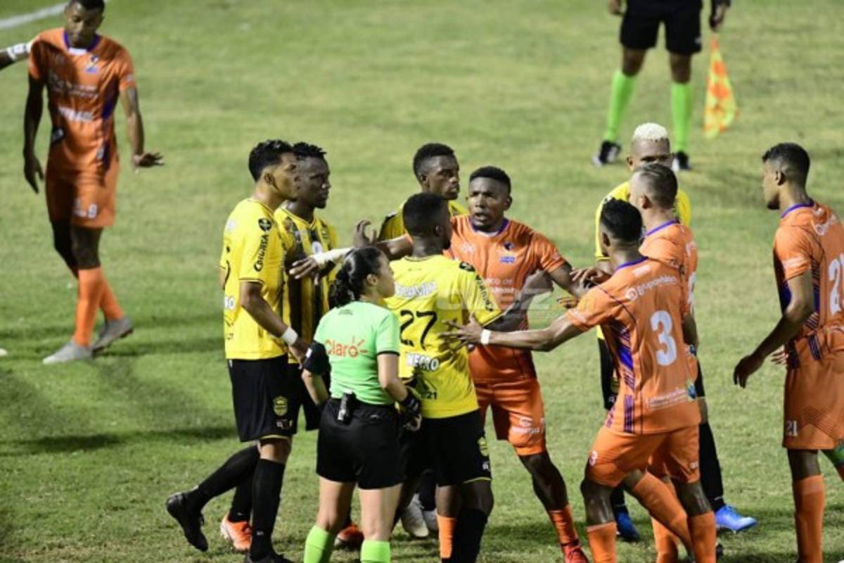 NO VISTE EN TV: Bronca en el Morazán, el festejo de Diego Vázquez y el penal a Galvaliz