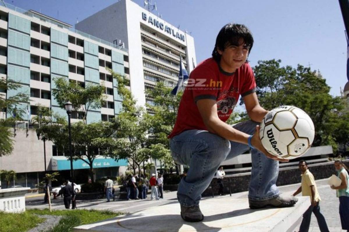 Los celulares, lentes, bolsos y ropa... ¡Así era la moda de los futbolistas hondureños hace una década!
