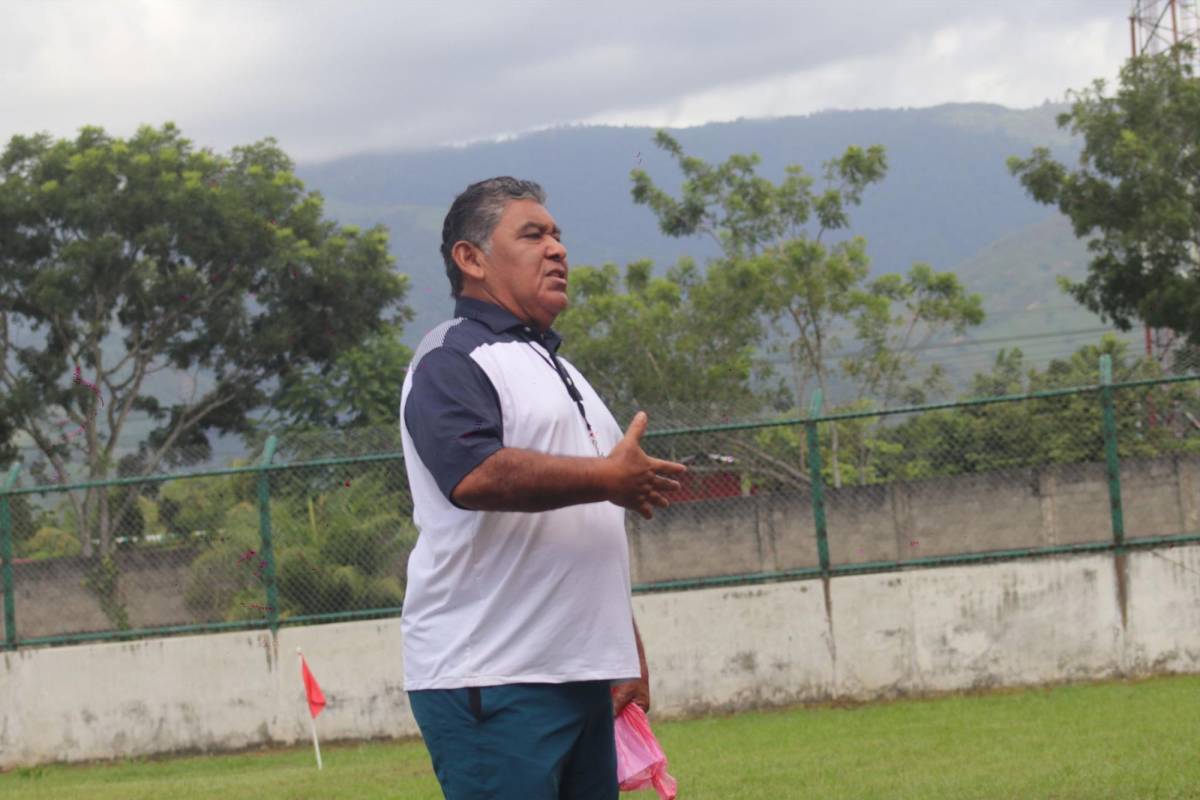 El entrenador Ramón Reyes dirigiendo uno de sus entrenamientos con el Sabá FC. Foto: Edgar Witty.